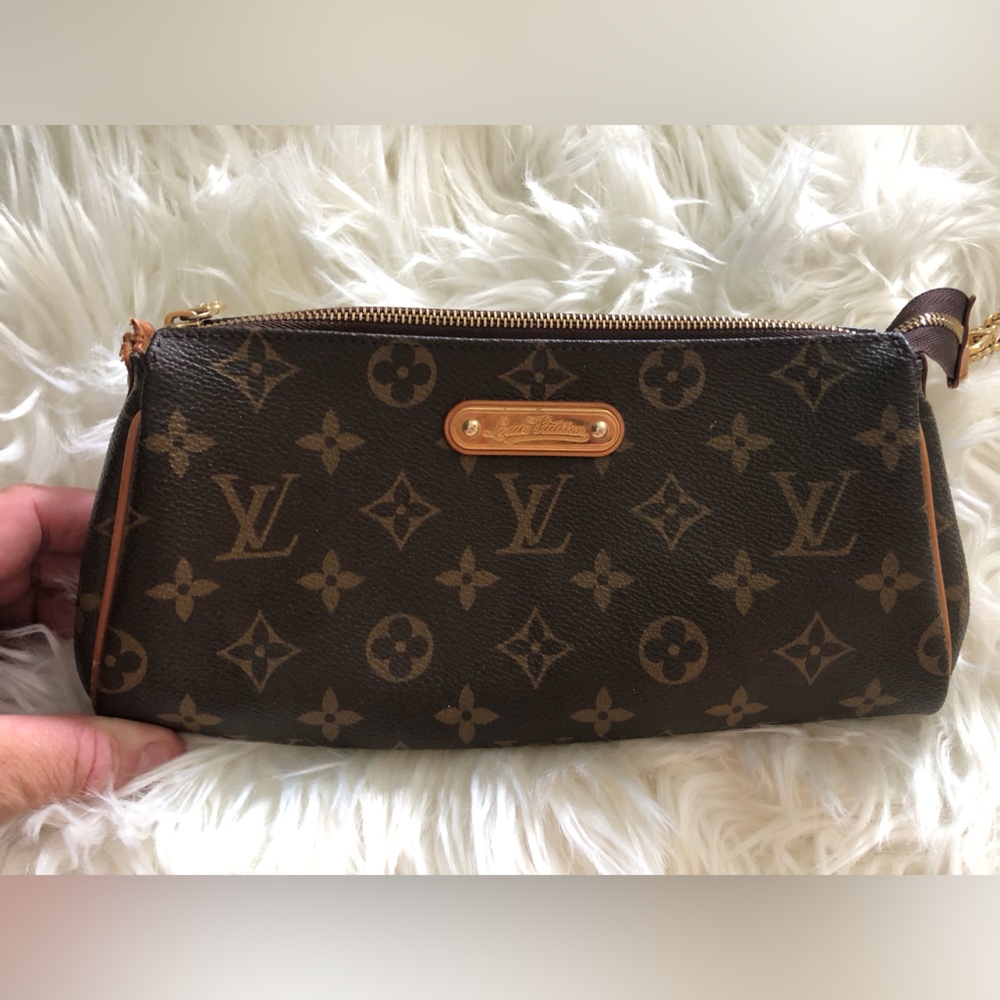 LOUIS VUITTON
Monogram Eva Clutch